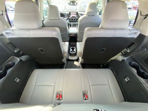 Used 2020 Toyota Highlander XLE image 35
