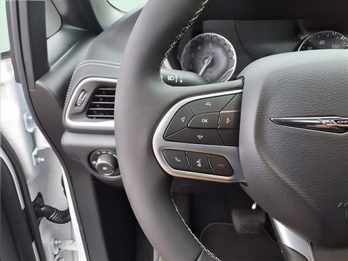 New 2026 Chrysler Pacifica Select image 17