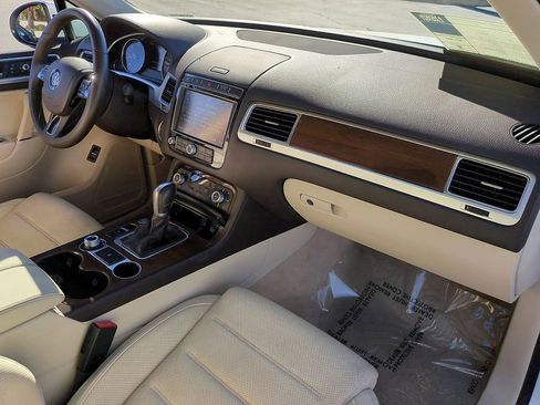 Used 2016 Volkswagen Touareg Sport image 35