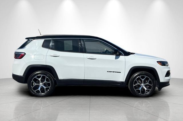 Used 2024 Jeep Compass Limited AWD/4WD image 3