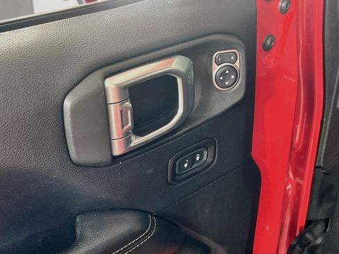 Used 2018 Jeep Wrangler Unlimited Sahara w/ Dual Top Group AWD/4WD image 17