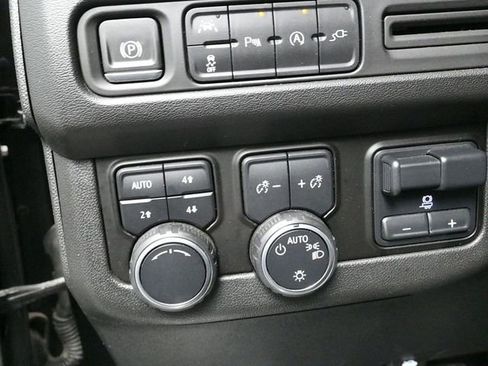 Used 2021 Chevrolet Suburban LT w/ Luxury Package image 24