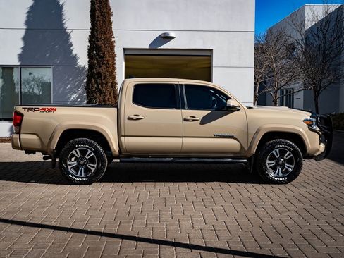 Used 2017 Toyota Tacoma TRD Sport image 11