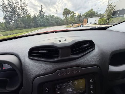 Used 2017 Jeep Renegade Altitude w/ Safety & Security Group image 24