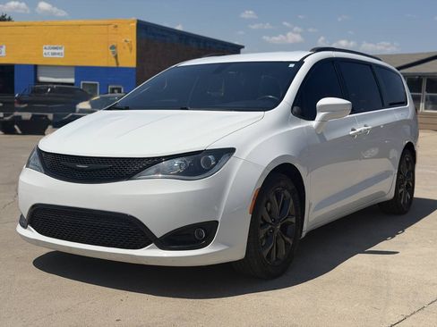 Used 2018 Chrysler Pacifica Touring-L Plus FWD image 2