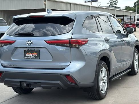 Used 2021 Toyota Highlander LE AWD/4WD image 5