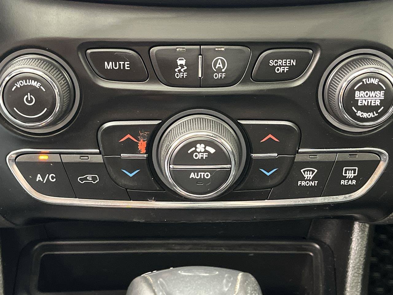 Used 2019 Jeep Cherokee Trailhawk AWD/4WD image 21