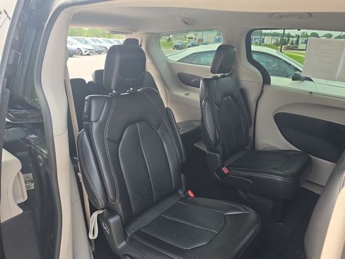 Used 2023 Chrysler Pacifica Touring-L FWD image 12