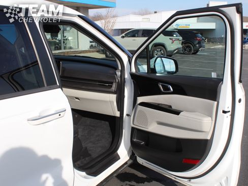 Used 2024 Kia Carnival EX image 27