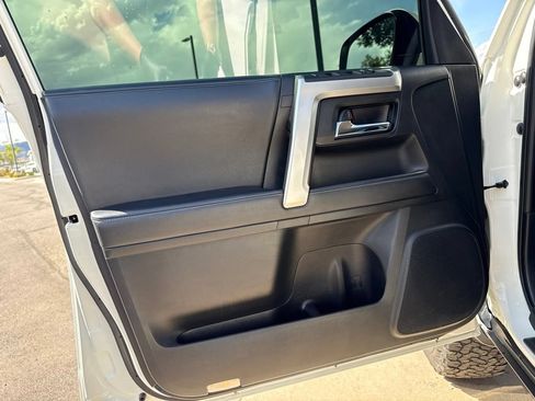 Used 2020 Toyota 4Runner SR5 AWD/4WD image 10