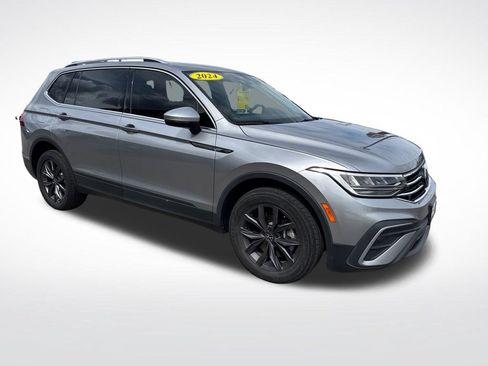 Used 2024 Volkswagen Tiguan SE w/ Panoramic Sunroof Package AWD/4WD image 7