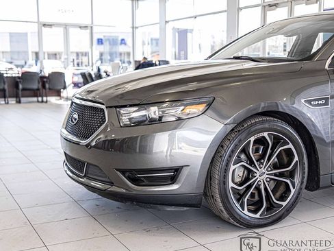 Used 2018 Ford Taurus SHO image 5