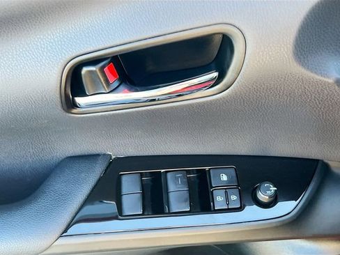 Used 2021 Toyota Prius Prime XLE image 18