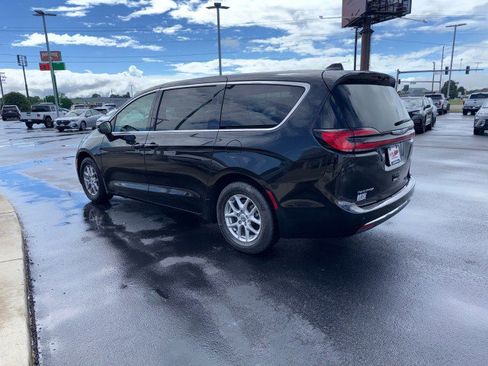 Used 2023 Chrysler Pacifica Touring-L FWD image 7