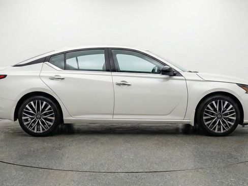 Used 2025 Nissan Altima 2.5 SV FWD image 11