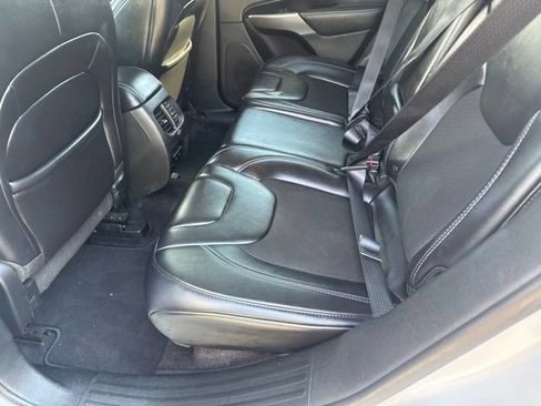 Used 2019 Jeep Cherokee Latitude Plus AWD/4WD image 11