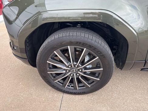 Used 2025 Lexus GX 550 image 5