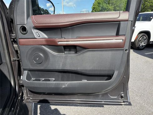 Used 2023 Ford Expedition Limited RWD image 13