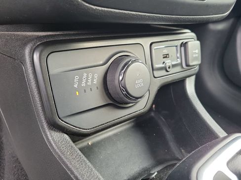 Used 2023 Jeep Renegade Latitude AWD/4WD image 38