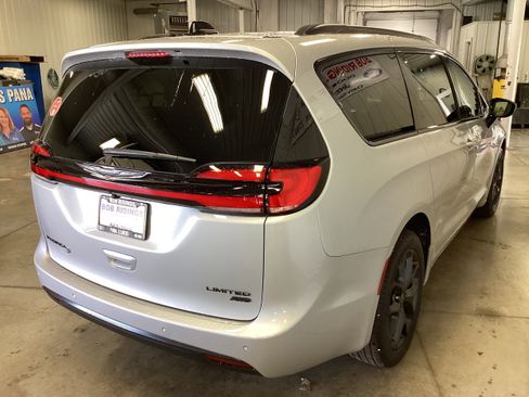 New 2026 Chrysler Pacifica Limited w/ S Appearance Package AWD/4WD image 7