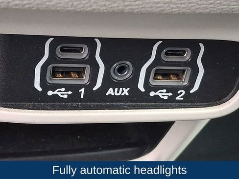 Used 2021 Chrysler Pacifica Touring AWD/4WD image 11