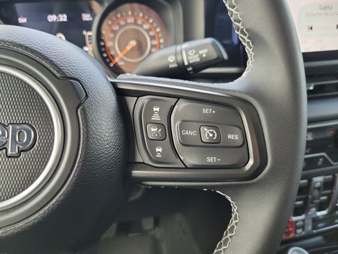 Used 2025 Jeep Gladiator Rubicon AWD/4WD image 18