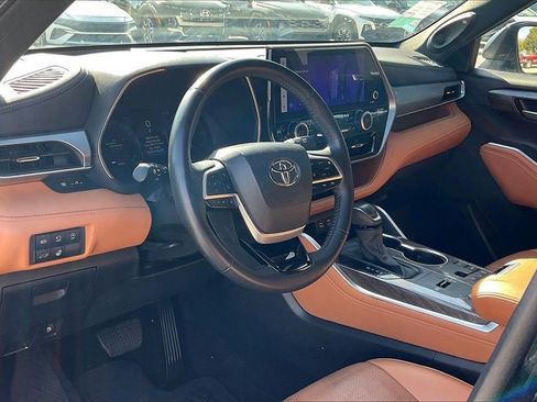 Used 2024 Toyota Highlander Platinum image 36