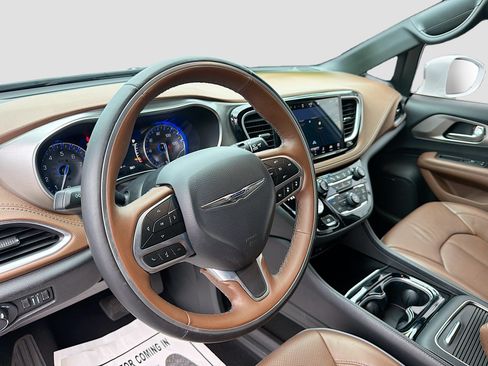 Used 2021 Chrysler Pacifica Limited w/ Uconnect Theater Family Group AWD/4WD image 9