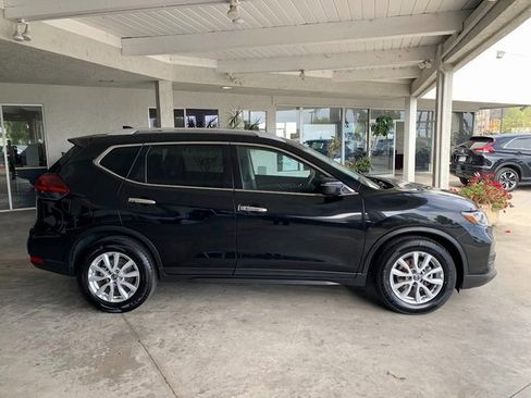 Used 2020 Nissan Rogue SV image 2