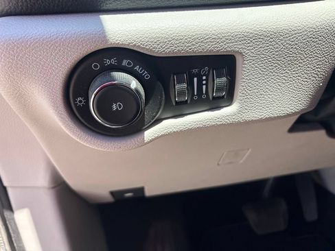 Used 2023 Chrysler Pacifica Touring-L AWD/4WD image 15