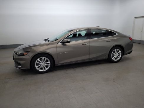 Used 2018 Chevrolet Malibu LT FWD image 2
