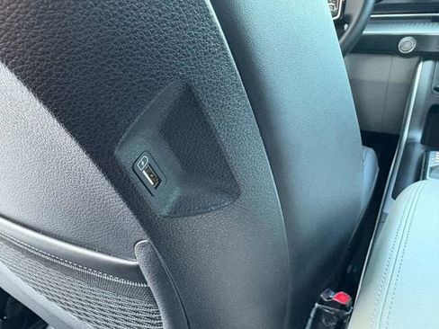 Used 2023 Kia Carnival LX image 32