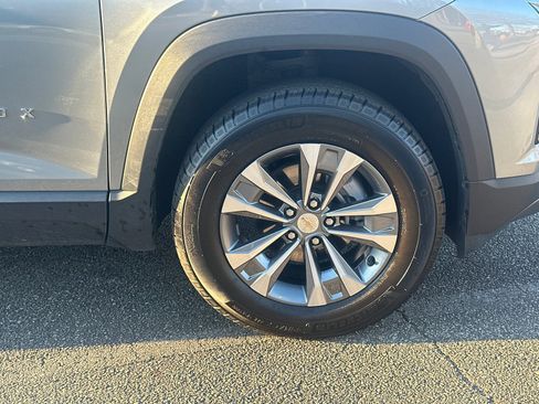 Used 2025 Chevrolet Equinox LT w/ Convenience Package II image 12