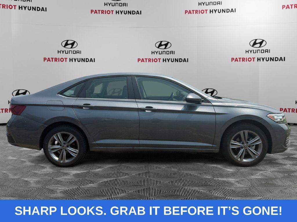 Used 2024 Volkswagen Jetta SE FWD image 2