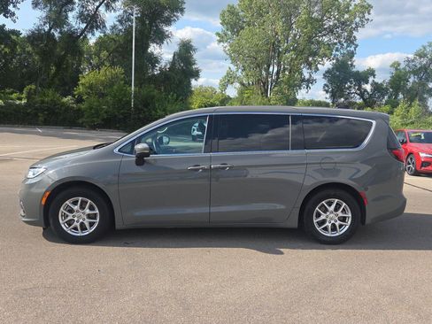 Used 2023 Chrysler Pacifica Touring-L FWD image 2