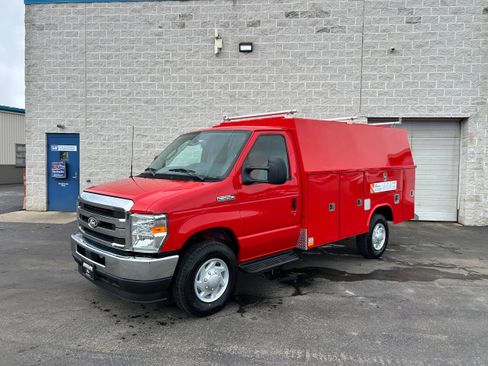New 2026 Ford E-350 and Econoline 350 Super Duty w/ Interior Upgrade Package RWD image 4