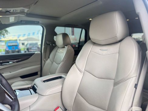 Used 2017 Cadillac Escalade Luxury AWD/4WD image 48