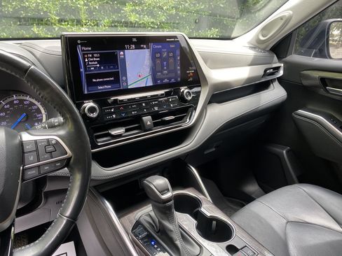Used 2022 Toyota Highlander Platinum FWD image 25