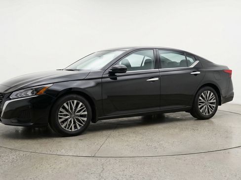 Used 2025 Nissan Altima 2.5 SV image 3
