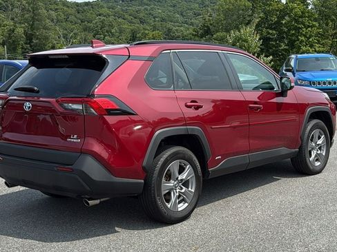 Used 2022 Toyota RAV4 LE AWD/4WD image 4