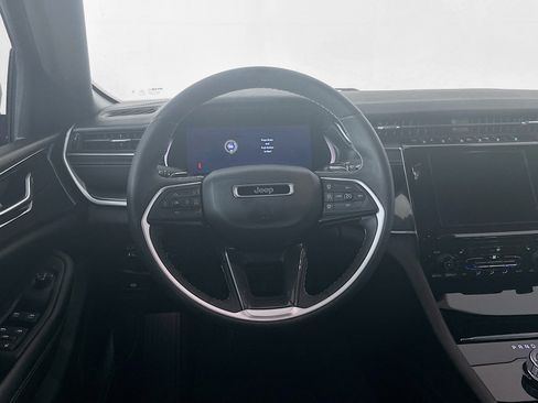 Used 2023 Jeep Grand Cherokee Altitude AWD/4WD image 18