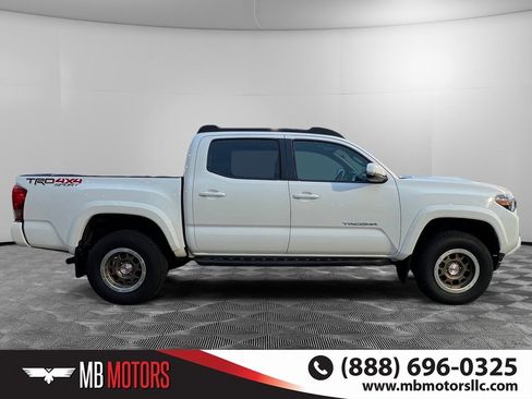 Used 2016 Toyota Tacoma TRD Sport image 2