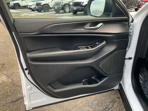 Used 2025 Jeep Grand Cherokee Laredo X image 21