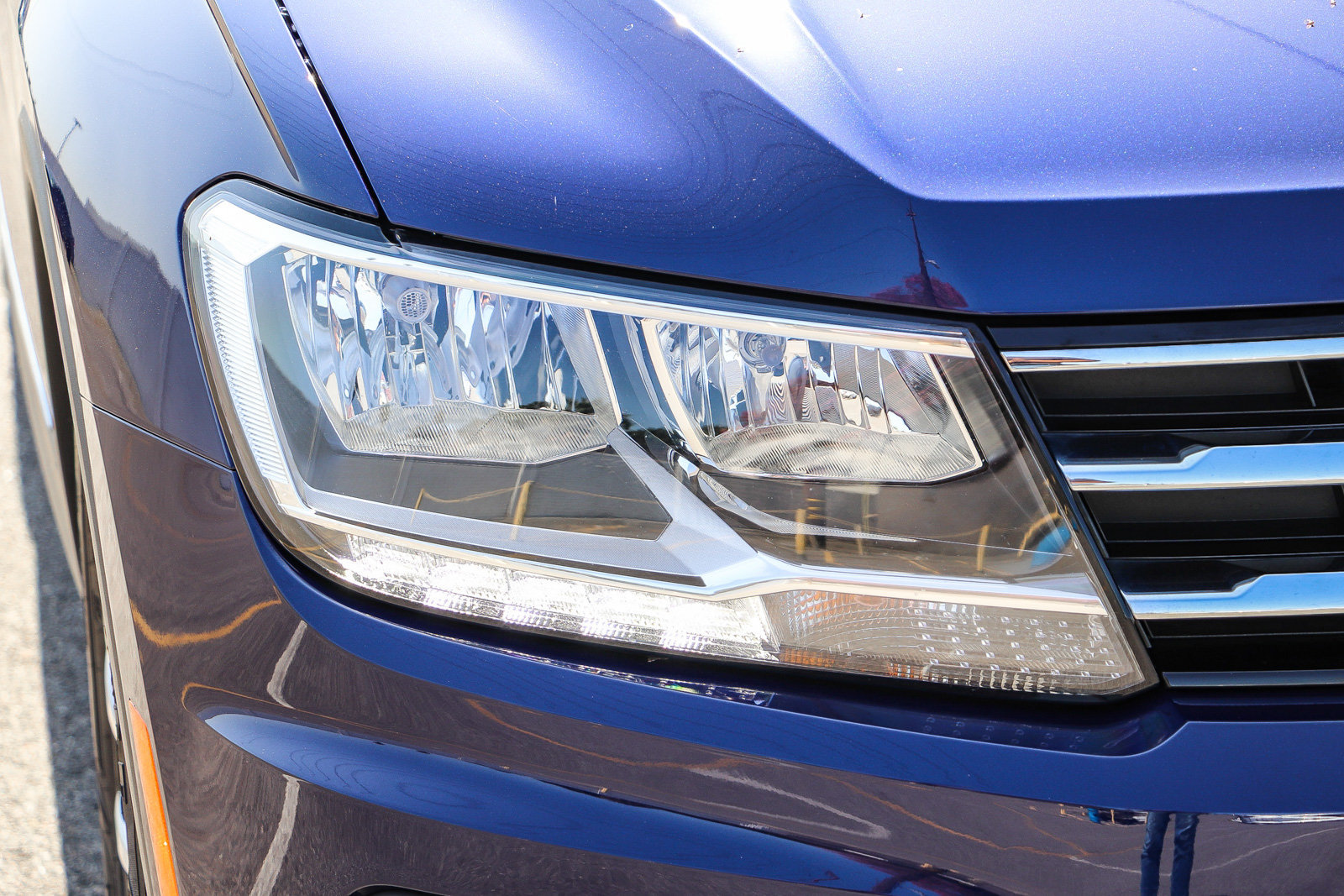 Used 2021 Volkswagen Tiguan SE w/ Panoramic Sunroof Package FWD image 4