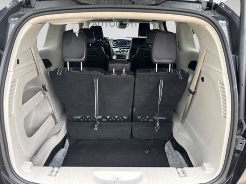Used 2023 Chrysler Pacifica Touring-L FWD image 27