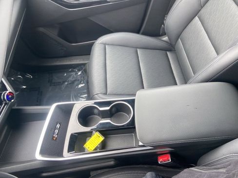 Used 2025 Chevrolet Equinox LT w/ Convenience Package II image 19