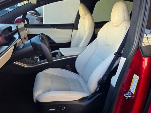 Used 2023 Tesla Model X Plaid image 11