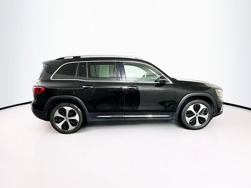 Used 2025 Mercedes-Benz GLB 250 4MATIC image 10