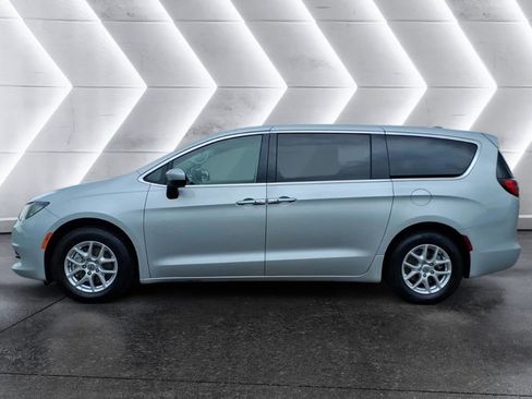 Used 2022 Chrysler Voyager LX FWD image 2