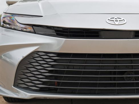 Used 2025 Toyota Camry LE AWD/4WD image 12